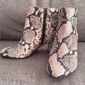 VGUC I.N.C Farren brand snake print booties 8